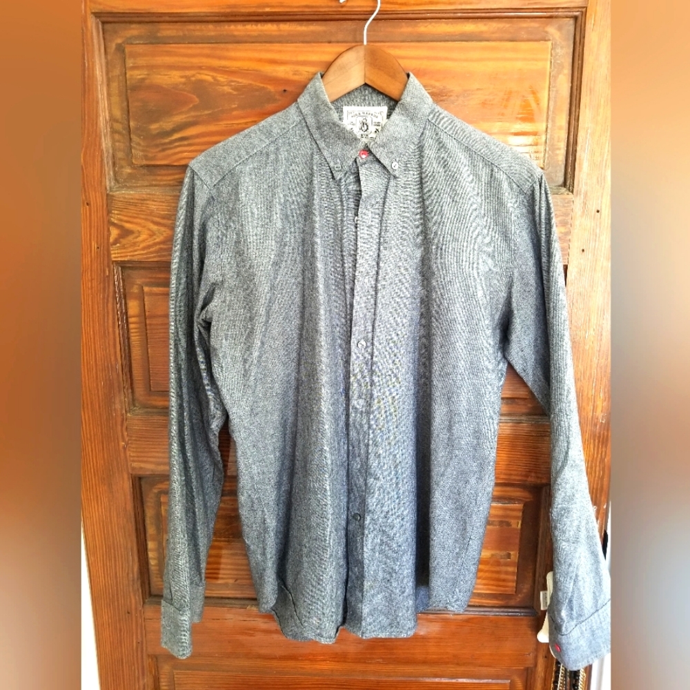Gray sturdy linen/cotto sweetheart button up.  Vintage sir & madame. Trim fit L.